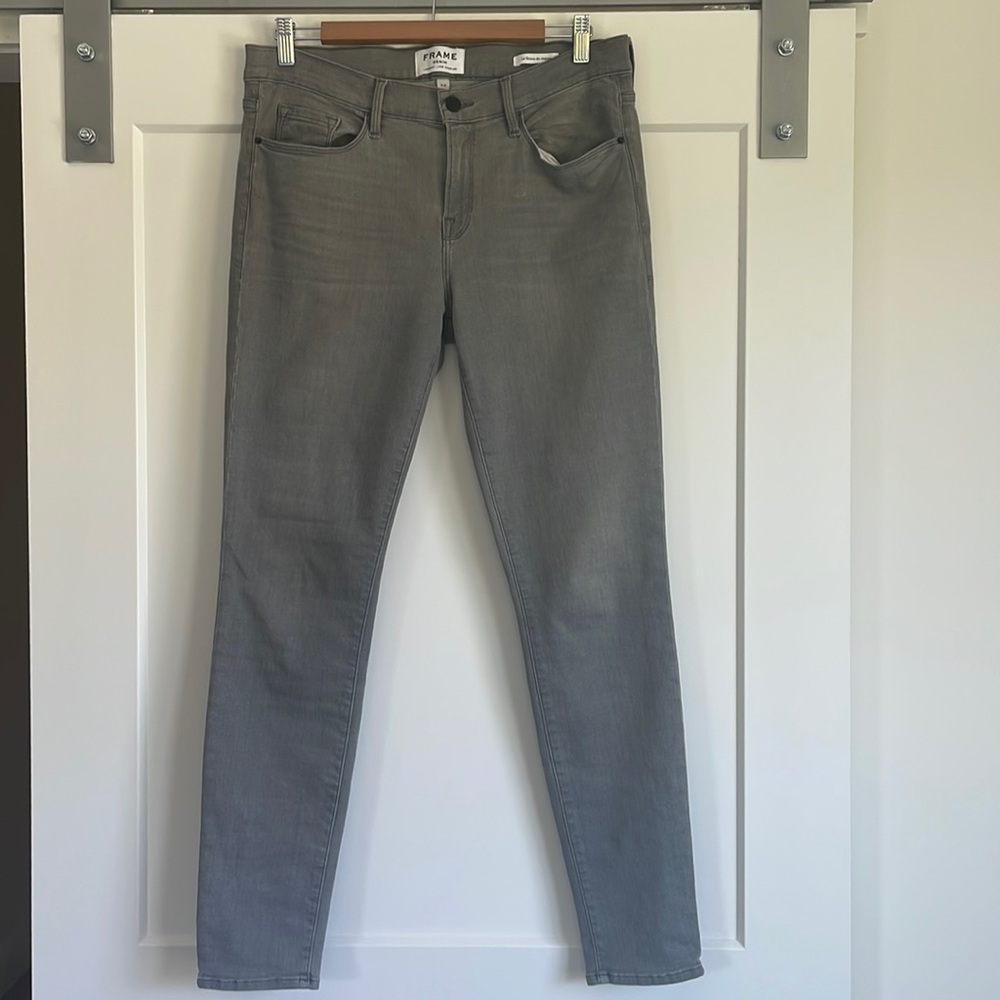 Frame Le Skinny de Jeanne in Gray